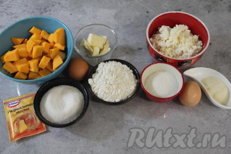 Подготовить продукты для приготовления тыквенного кекса с творожной начинкой. 200 грамм тыквы, очищенной от кожуры и семечек, нарезать на кубики размером 2 сантиметра на 2 сантиметра, выложить в посуду, пригодную для микроволновки. Запечь кусочки тыквы в микроволновке на максимальной мощности (мощность моей микроволновки 850 Ватт) до мягкости (обычно на запекание требуется минут 6-7). Дать запечённым кусочкам тыквы остыть. Сливочное масло нужно достать заранее, чтобы оно стало комнатной температуры.