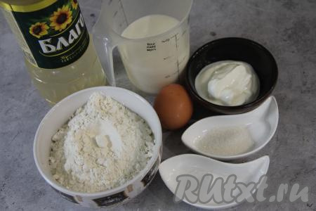 Приготовить продукты для приготовления блинов на кефире и сметане.
