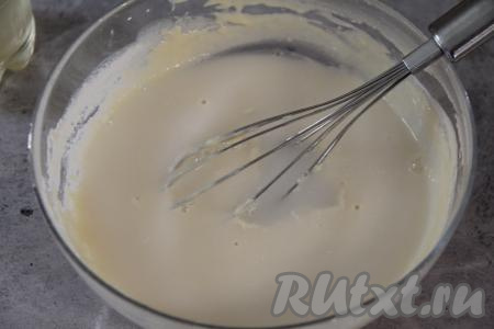 Перемешать тесто до однородности. Влить горячую воду (температура воды должна быть примерно 50 градусов) и растительное масло. Ещё раз перемешать. Тесто для блинов не должно быть густым, но и совсем жидким оно тоже быть не должно.