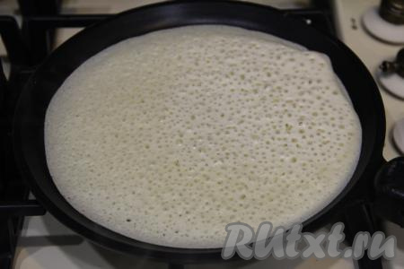 Сковороду хорошо разогреть. У меня сковорода диаметром 20 сантиметров. Ни перед выпечкой первого блинчика, ни перед выпечкой последующих блинов я сковороду маслом не смазывала. Блины отлично переворачивались. Но безусловно нужно ориентироваться на качество покрытия вашей сковороды. Возможно, перед жаркой блинов разогревшуюся сковородку нужно будет слегка смазывать растительным маслом. На хорошо прогревшуюся сковороду влить половник блинного теста, сразу равномерно распределяя тесто по дну сковородки.