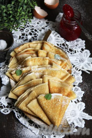 Нежные, вкусные, мягкие блины, замешанные на кефире и сметане, подать к столу с вареньем, сметаной или мёдом.