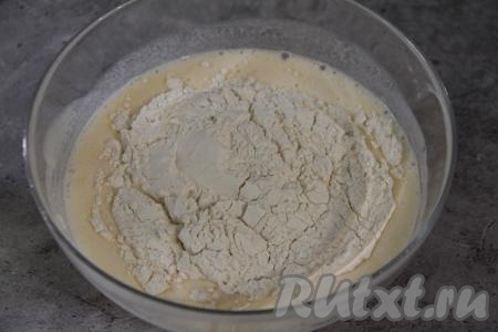 Всыпать муку.