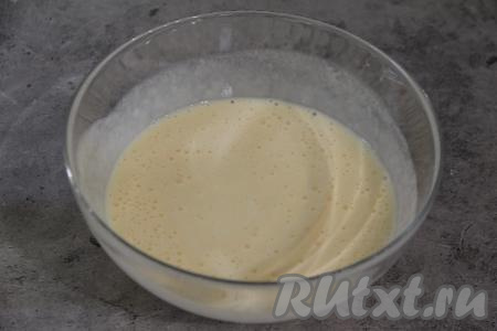 Перемешать массу венчиком.