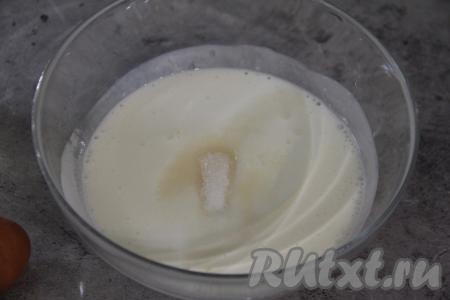 Затем в получившуюся смесь всыпать сахар, добавить яйцо и соль. 