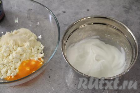 Белок с сахаром взбить миксером на максимальных оборотах до стойких пиков.