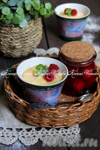 Поставить кружки в микроволновку и готовить 4-5 минут при максимальной мощности. В моей микроволновке мощность 850 Ватт. Если у вас мощность больше, то времени, возможно, потребуется немного меньше. Творожная масса должна "схватиться". Готовую творожную запеканку вынуть из микроволновки при помощи прихватки и подать к столу в кружке, дополнив сметаной, вареньем или мёдом. При подаче вкусную, воздушную запеканку можно украсить свежими ягодами.