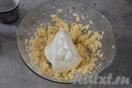 Взбитый белок переложить в миску с творожной массой.