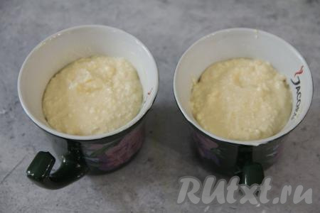 Взбить массу ещё раз миксером. Кружки изнутри смазать сливочным маслом и выложить творожную массу, заполняя кружку на 2/3 объёма. Я запекала творожную запеканку в двух кружках. Не забывайте, кружки должны быть пригодны для приготовления в микроволновке, то есть без металлических и блестящих элементов.