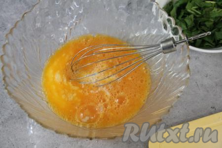 Взбить яйца с солью венчиком. Долго взбивать не надо, как только масса стала однородной, можно прекратить взбивание. К яичной смеси влить молоко, перемешать венчиком до однородности.