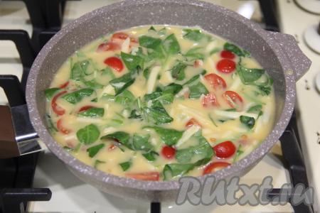 Сковороду (я готовила на сковороде диаметром 20 сантиметров) смазать сливочным маслом, влить яичную массу, накрыть крышкой и поставить на средний огонь.