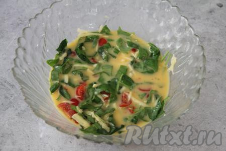 Яично-сырную массу перемешать с помидорами и шпинатом.