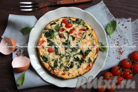 Готовить омлет примерно 7-10 минут (на поверхности готового омлета не должно быть сырой яичной массы, то есть поверхность должна полностью "схватиться"). Полезный, сытный, аппетитный и вкусный омлет со шпинатом и помидорами переложить со сковороды на блюдо и горячим подать к столу.