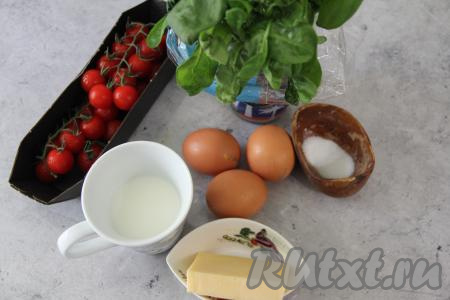 Подготовить продукты для приготовления омлета со шпинатом и помидорами на сковороде. Шпинат и помидоры промыть и обсушить. Я использовала помидоры черри, можно взять обычный помидор.