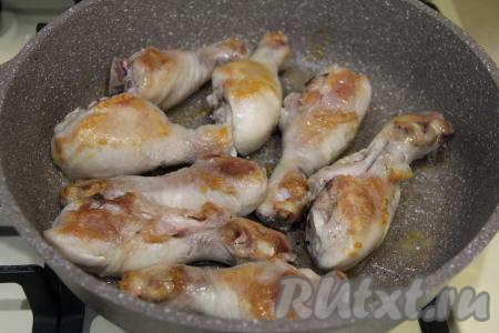 Обжарить курочку с двух сторон на сильном огне до золотистого цвета.&nbsp;