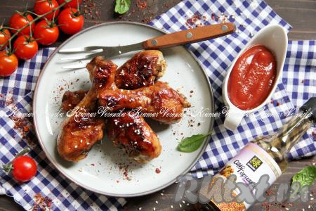 Аппетитные, сочные, нежные куриные ножки, тушёные в соусе "Терияки" переложить на тарелку и подать к столу с любым гарниром (например, с макаронами, рисом или картофелем). Перед подачей я посыпала ножки кунжутом.