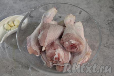 Куриные ножки промыть и обсушить. Слегка посолить ножки и втереть соль.&nbsp;