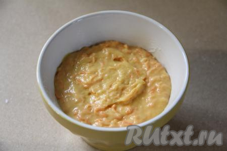 Перемешать морковное тесто вилкой, оно получится в меру густым и вязким. В форму (я выпекала в керамической форме диаметром 13 сантиметров), смазанную маслом, выложить тесто, заполняя форму чуть больше, чем на половину. Поставить форму с тестом в микроволновку и выпекать кекс 5 минут при максимальной мощности (мощность моей микроволновки 850 Ватт).