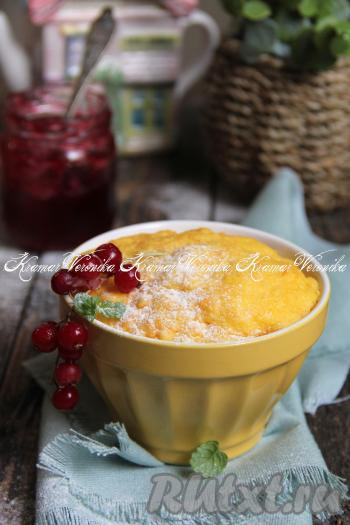 Морковный кекс хорошо поднимется. Для того чтобы проверить готовность, проколите выпечку сверху сухой зубочисткой, если зубочистка останется сухой, на ней не будет следов морковного теста, значит кекс готов, доставайте его из микроволновки. Дать выпечке слегка остыть, затем, по желанию, можно слегка её посыпать сахарной пудрой и украсить ягодами. 