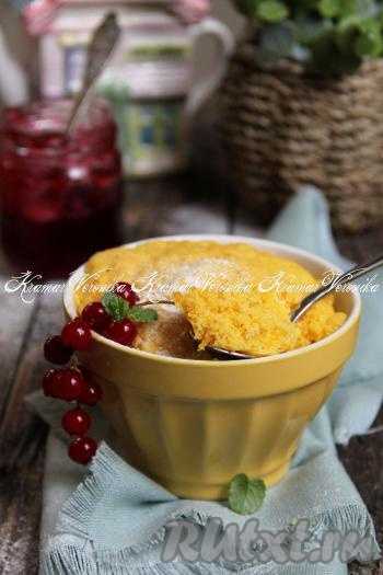 Подавать морковный кекс можно в форме, в которой он выпекался в микроволновке. Посмотрите, каким ярким, мелкопористым получается этот кекс. Просто, быстро и вкусно, попробуйте!