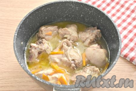 Затем к курице и овощам вливаем 100-150 миллилитров тёплой воды, немного солим. После закипания убавляем огонь, тушим курицу под крышкой 10 минут.