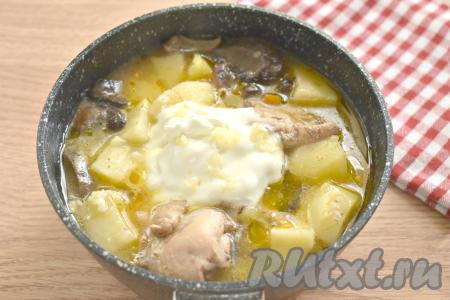 Спустя это время добавляем сметану и измельчённый чеснок, перемешиваем, даём закипеть и тушим ещё 2-3 минуты под крышкой на небольшом огне.