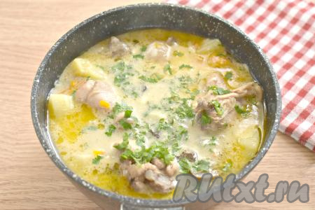 В конце приготовления в блюдо, по желанию, добавляем нарезанную зелень и выключаем огонь.