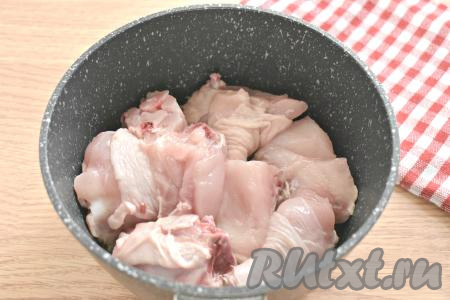 Курицу моем, нарезаем на порционные кусочки. Луковицу, зубчики чеснока и морковь очищаем. Разогреваем в сотейнике (также можно использовать глубокую сковороду или кастрюлю с толстым дном) растительное масло затем выкладываем кусочки курочки и обжариваем их на огне выше среднего в течение 7-10 минут (до подрумянивания со всех сторон).