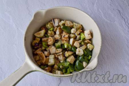 К обжаренным овощам добавьте нарезанные баклажаны и перец.