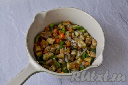 Перемешайте овощи, обжаривайте их, иногда помешивая, 3-5 минут.