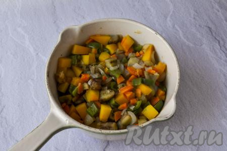 Перемешайте овощи и тушите под крышкой на умеренном огне 10-12 минут.