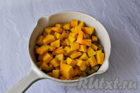 Затем добавьте тыкву, сразу влейте 150 миллилитров горячей воды.