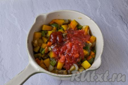 Затем добавьте натёртый на крупной тёрке помидор (старайтесь натирать помидор без кожуры) и, по желанию, кетчуп, посолите по вкусу.