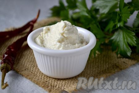 Пикантный соус, приготовленный из хрена со сметаной, разжигает аппетит, любое мясное или рыбное блюдо будет с ним более вкусным и ароматным.