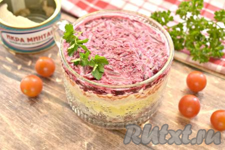 Яркий, вкусный салат "Селёдка под шубой", приготовленный с икрой минтая, подаём к столу, украсив, по желанию, веточкой свежей зелени. Соль в процессе приготовления этого салата я не использовала, поскольку и селёдка, и икра минтая достаточно солёные. Надеюсь, такой вариант приготовления «Селёдки под шубой» будет одним из ваших любимых. Количество ингредиентов указано для 2-3 порций салата.