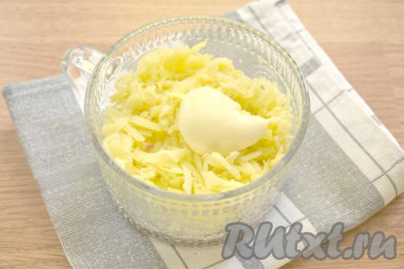 Варёный картофель очищаем, натираем на крупной тёрке, равномерно выкладываем поверх лука, покрываем майонезом.