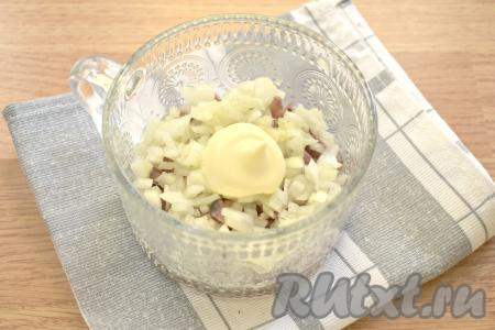 Мелко нарезаем очищенную луковицу, раскладываем поверх селёдки, смазываем немного майонезом.
