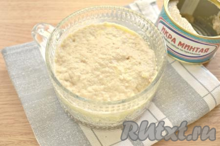 На слой из картошки кладём икру минтая и распределяем её ровным слоем. Этот слой смазывать майонезом не нужно.