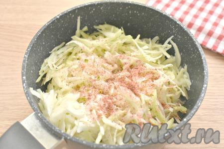 Затем к грибам и овощам выкладываем тонко нарезанную капусту, по вкусу её солим, посыпаем молотыми специями (я взяла чёрный молотый перец и паприку), перемешиваем.