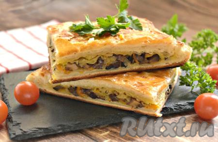 Домашний пирог из слоёного теста с капустой и грибами получился очень сочным и вкусным. Обязательно приготовьте такую выпечку для своей семьи!