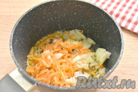 Прежде всего приготовим начинку для слоёного пирога. Я готовила пирог с предварительно отваренными и замороженными лесными грибами, их нужно достать заранее, чтобы они успели разморозиться. Если готовите со свежими лесными грибами, тогда отварите их с момента закипания воды в течение 25-30 минут, а затем слейте с грибочков воду и дайте им остыть. А вот если будете использовать в начинке шампиньоны, тогда просто промойте их водой и обсушите. Очищаем лук и морковь. Разогреваем в сотейнике (или в глубокой сковороде) растительное масло, выкладываем мелко нарезанную луковицу и натёртую на крупной тёрке морковку, перемешиваем и обжариваем 5 минут на среднем огне, иногда перемешиваем.