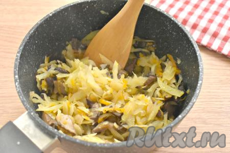 Жарим капусту с грибами на небольшом огне под крышкой 20-25 минут (до мягкости). Если капуста недостаточно сочная, тогда в процессе обжаривания добавьте к ней несколько столовых ложек кипячёной воды (много воды не добавляйте, лишняя влага в начинке нам не нужна). Пока тушится капуста, достаём слоёное тесто и даём ему разморозиться при комнатной температуре. После того как капуста станет мягкой, снимаем капустно-грибную начинку с огня и даём остыть. 