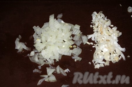 Нарезать мелко лук репчатый и чеснок.