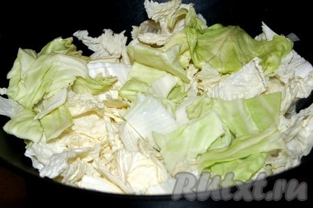 Через 1 минуту добавить нарезанную крупными кусками пекинскую капусту и репчатый лук.