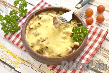 Затем достаём форму из духовки и подаём сочный, очень вкусный и ароматный жульен со свининой и грибами в горячем виде к столу. Уверена, это блюдо никого не оставит равнодушным!