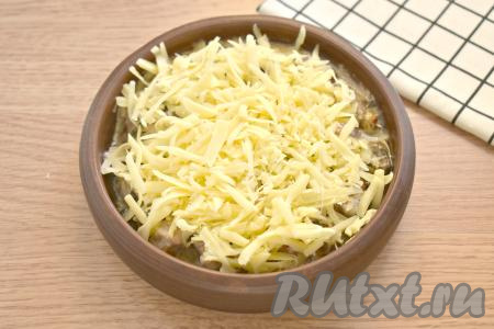 Натираем сыр и посыпаем им свинину с грибами.