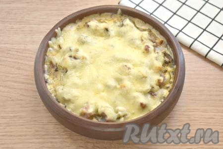 Форму отправляем в разогретую до 190 градусов духовку и готовим жульен со свининой и грибами 10 минут. За это время сыр расплавится, образуя на поверхности приятную, нежную корочку.