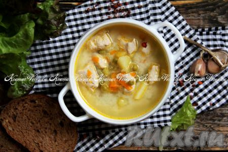 Вкусный, насыщенный, бархатистый сырный суп с зелёным горошком разлить по тарелкам и подать аппетитное, сытное блюдо к столу.