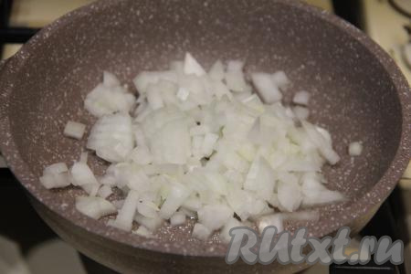 Влить растительное масло в сковороду, прогреть, уменьшить огонь до среднего, выложить мелко нарезанную луковицу и обжаривать 4-5 минут (до мягкости лука), иногда помешивая.