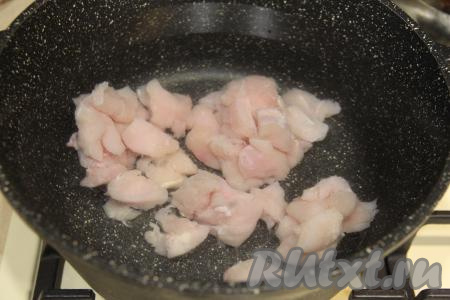 В кастрюлю выложить кусочки куриного филе, влить 2 литра воды. Поставить кастрюлю на сильный огонь, после закипания воды, сняв пену, варить мясо курицы на небольшом огне 10 минут.