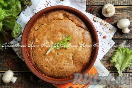 Поставить форму с пирогом в разогретую до 180 градусов духовку, выпекать 35-40 минут. Готовность выпечки можно проверить, проколов тесто сверху сухой деревянной зубочисткой. Если после прокалывания пирога на зубочистке не останется следов теста, значит выпечка готова.